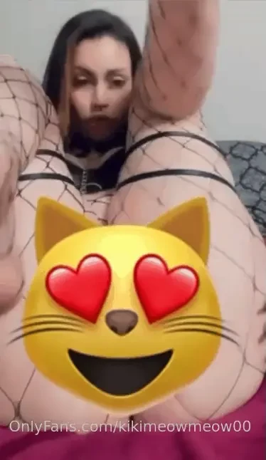 Let me spread my juicy pussy for you 