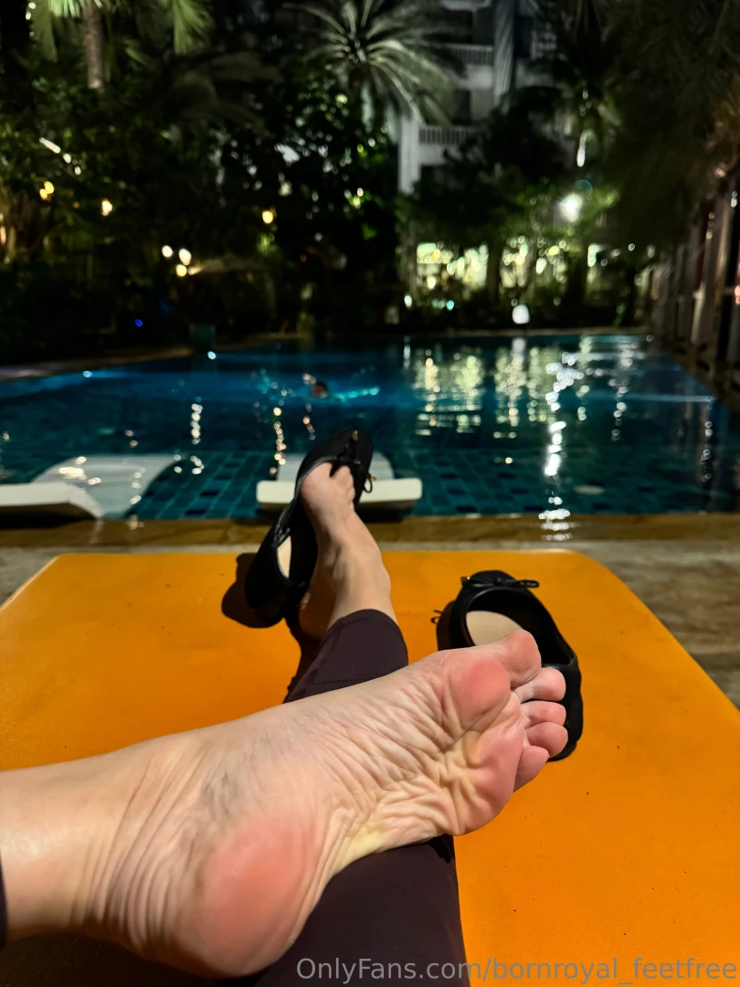 Get more of my sweaty feet bornroyal_feet 