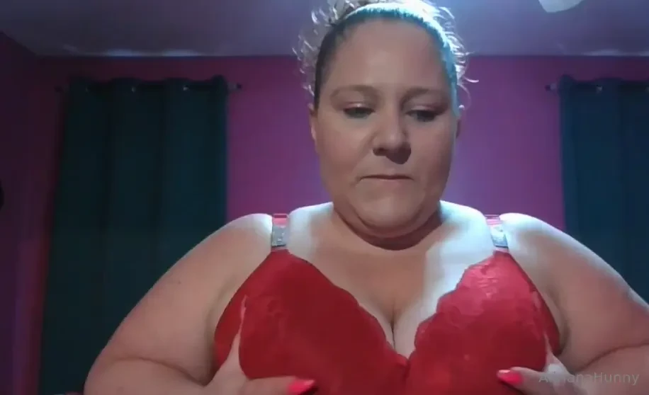 Now who wants to motorboat these big titties 