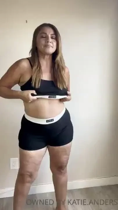 A little hump day strip tease for you daddy 