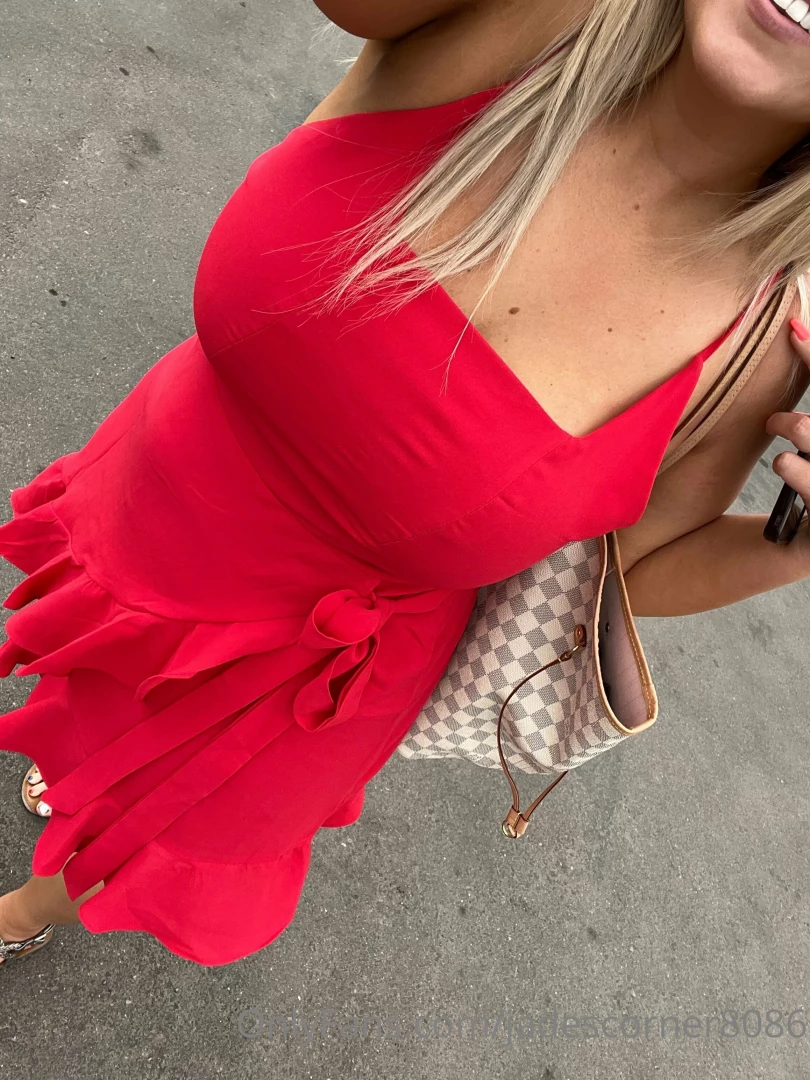 No bra or panties wanna fuck me in the bathroom 