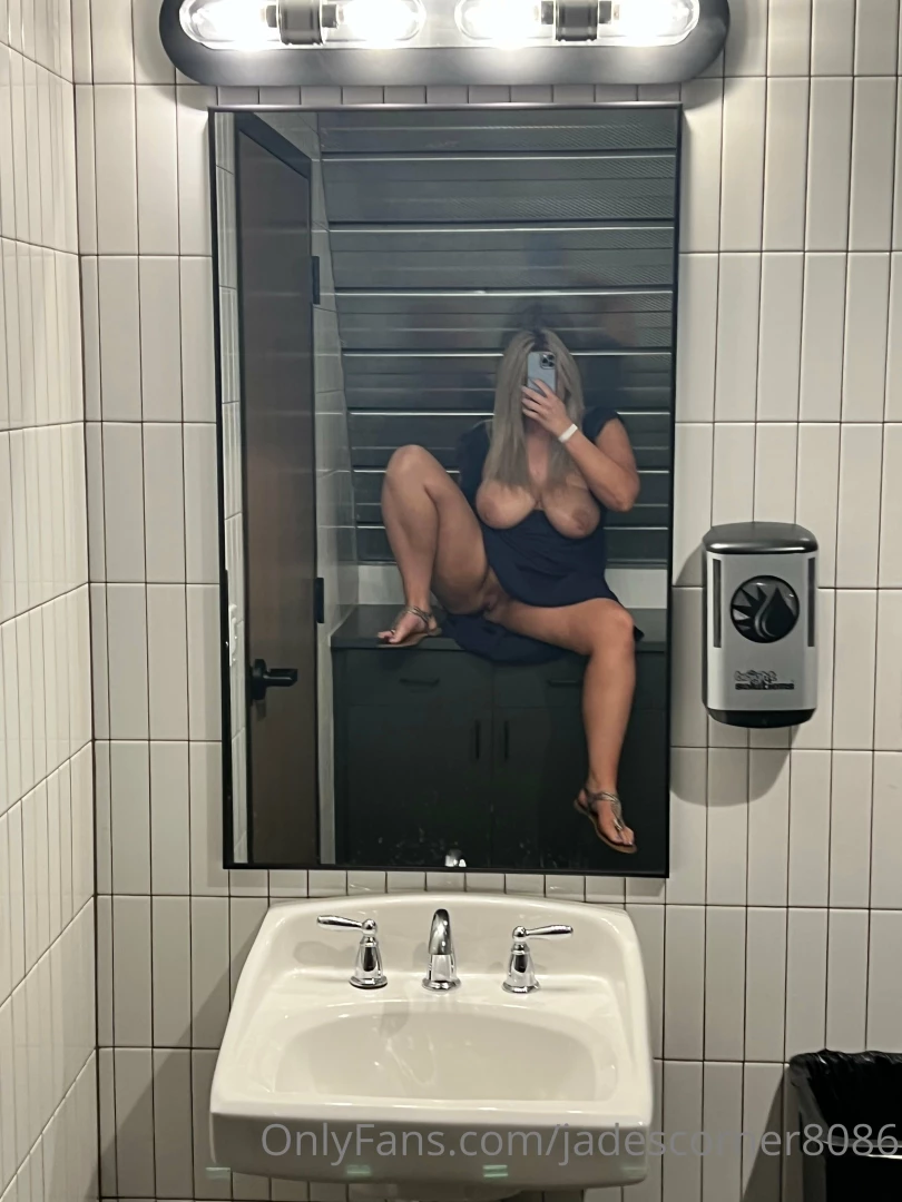 I found the perfect bathroom for us to fuck in 