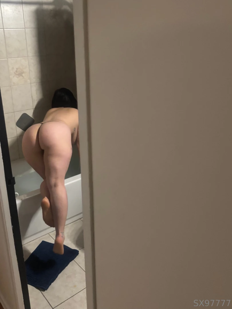 I got creeped on in the bathroom i was waiting for my bath i love part 1 