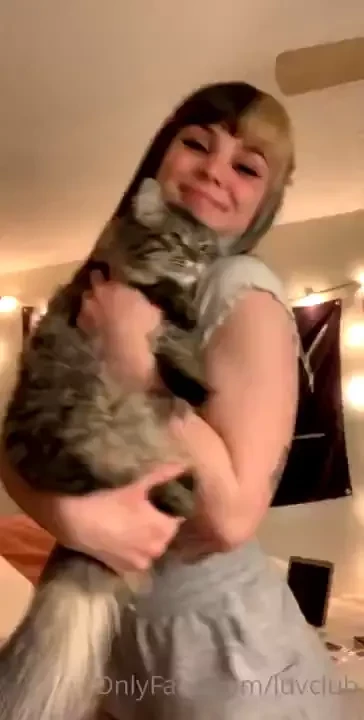Hi bunnies here s a video of me dancing with my cat incase you missed 