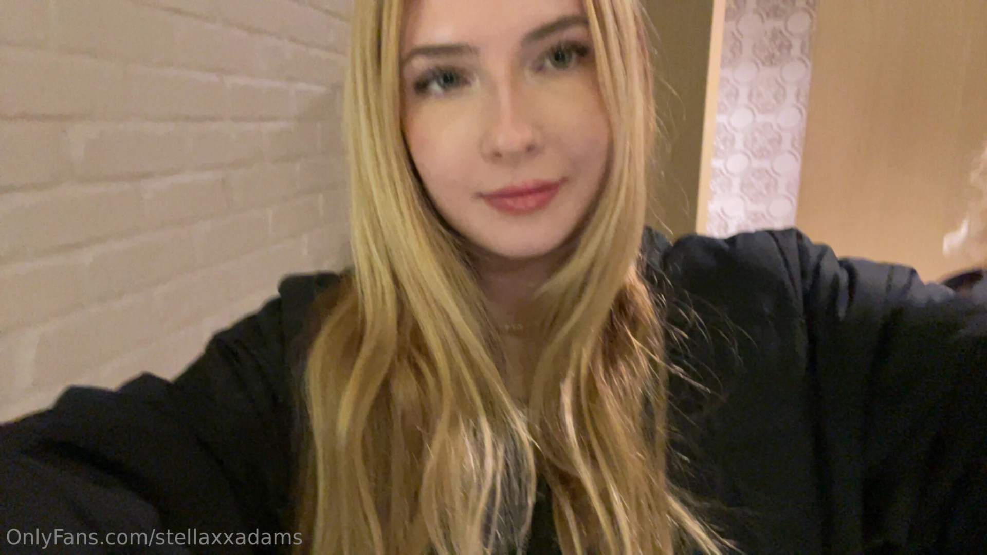 Hi babes text me i m getting ready to go out with the girls 