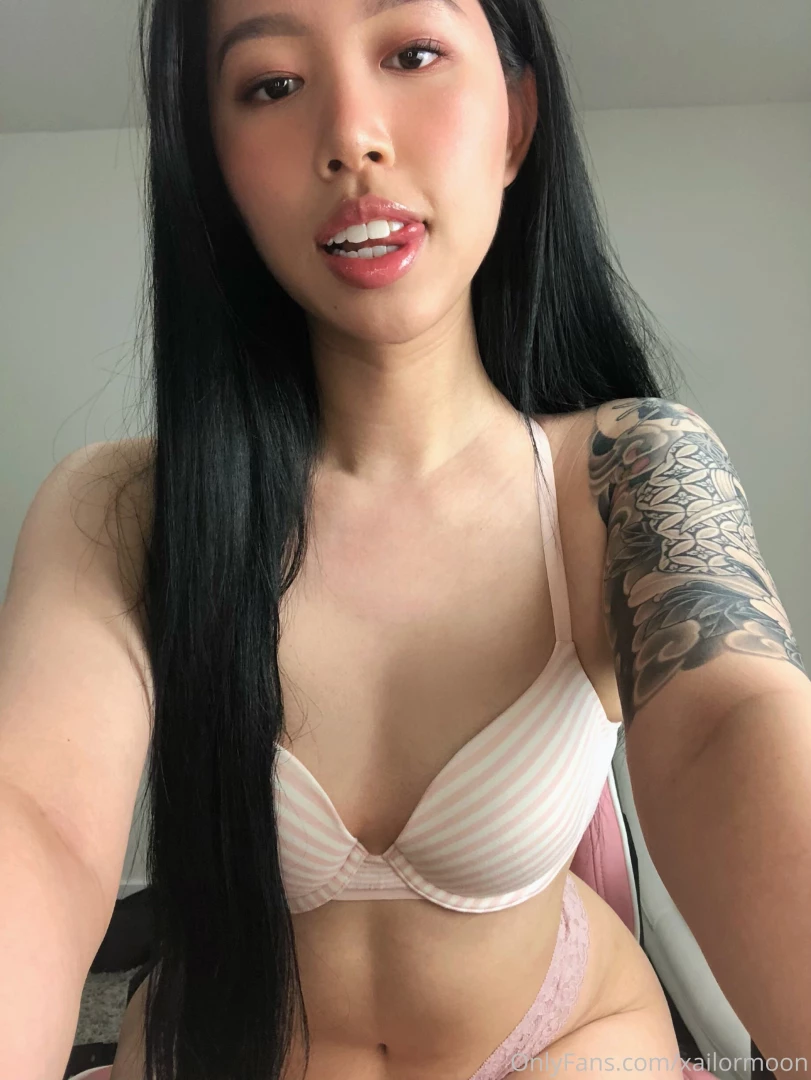 Pov you re at work and your gf sends you these selfies wyd 