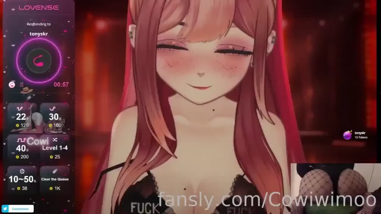 Zorrita es penetrada por sus dos agujeritos mientras gime frente a 