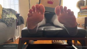 Milf feet ignore streaming soles show long pink toenails