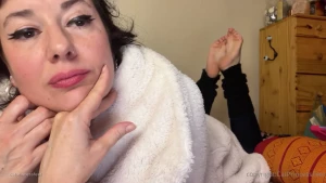 catprincessfeet - The pose tease face and feet scrunched and crossed soles red polished 