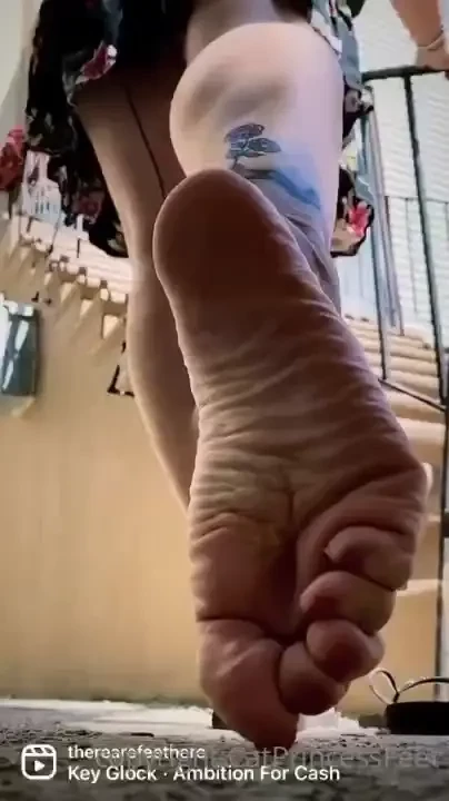 Count the wrinkles footboy 