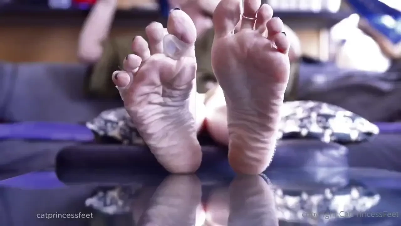 Wrinkled soles and morning coffee milf ignore show black toes foot 