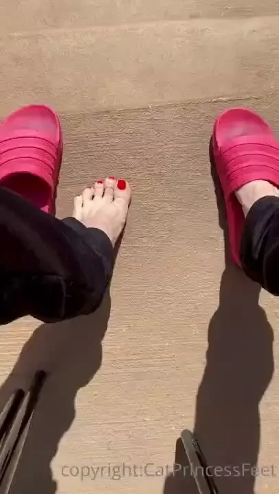 Yummy sunny feets tip if u love red toes 