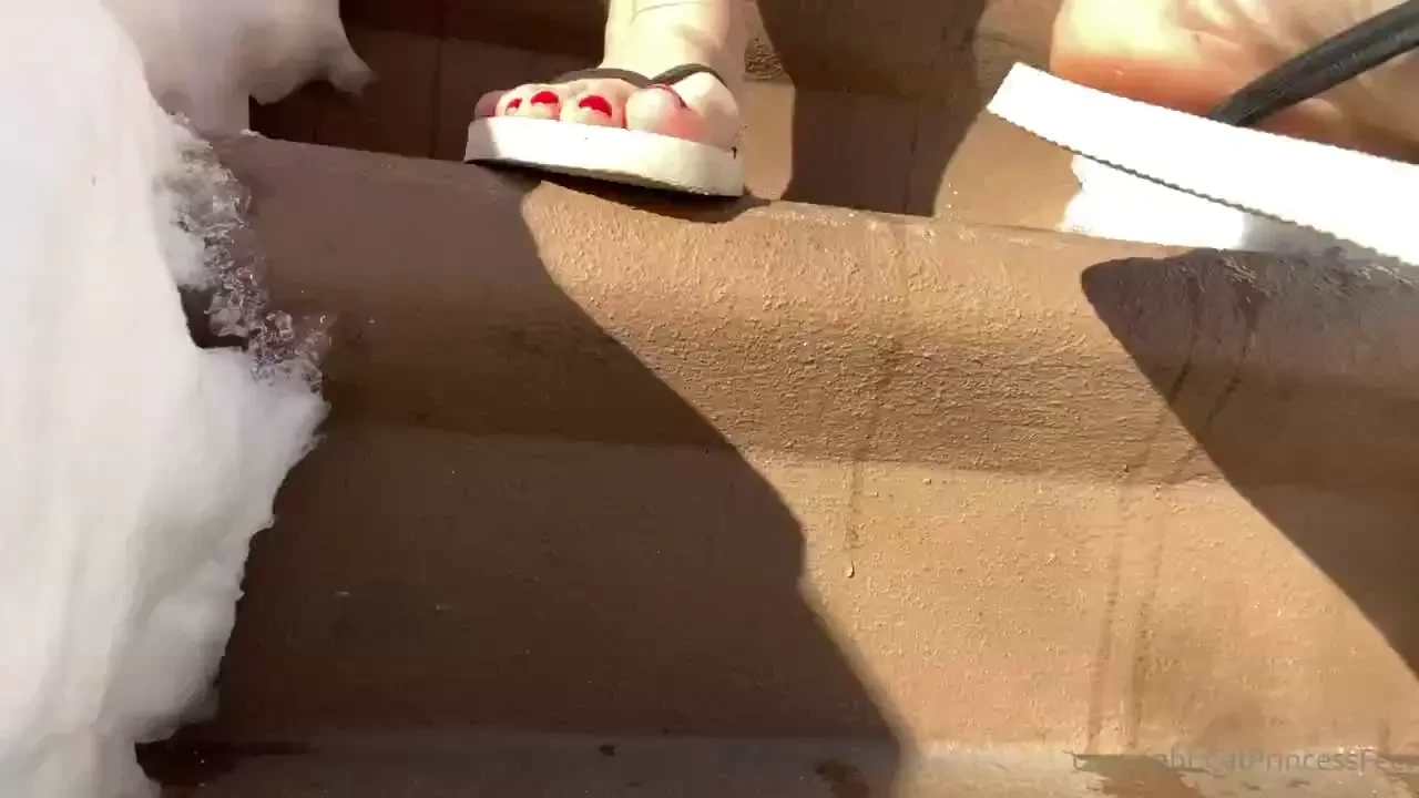 Flip flops in snow u know meeee theres barefoot snow crunching too 