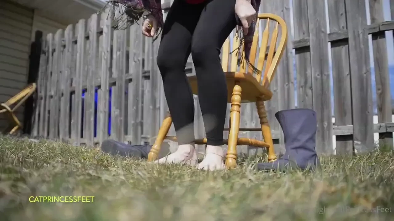 Hungarian milf backyard foot show you lay in the grass and notice shes part 1 