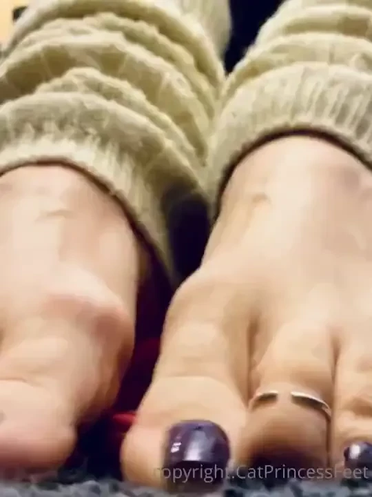 Long toes wrinkled soles if thats ur thing 