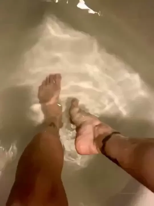 Feet n pussy pics in ur dms message me for 10min slomo shower showing 