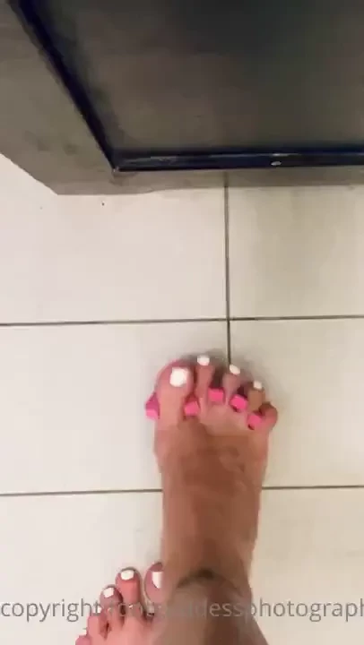 Who likes white nails 