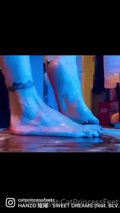 Oiled up and pretty shower me with tips footboy 