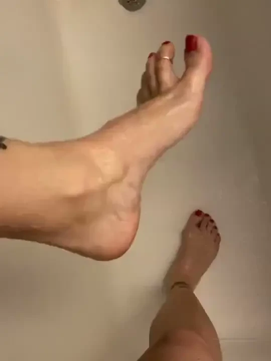 Shower peeks 