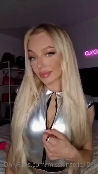 A little sneaky peak of my outfit for my next full length video what 