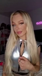 A little sneaky peak of my outfit for my next full length video what