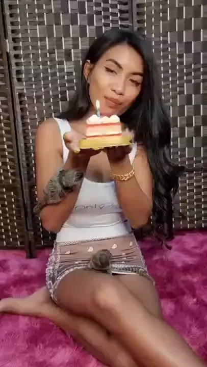 I cannot eat much cake i don t want to get fat thank you everyone 