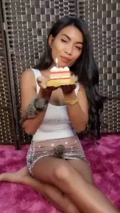 I cannot eat much cake i don t want to get fat thank you everyone
