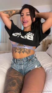 Dm me if u wanna see what s underneath