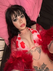 Laid up in hearts n lace wanna come unwrap me