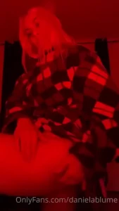 Me vine a la habitaci n dej ndo a mis amigxs en el comedor a exhibirme