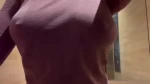 Y ahora este es mi look de sacara mi perrita con las tetas sueltas