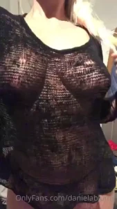 Sigo muy feliz de estar aqu xra vosotrxs sintiendoos al otro lado me