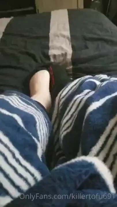 Toeing off my socks foot footfetish barefoot feet footworship socks 