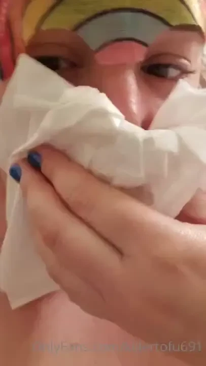 Anyone got a sneezing fetish lol 