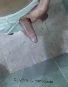 Cheguei do fut com tesao e mesmo cansadao dei essa gozada gostosa