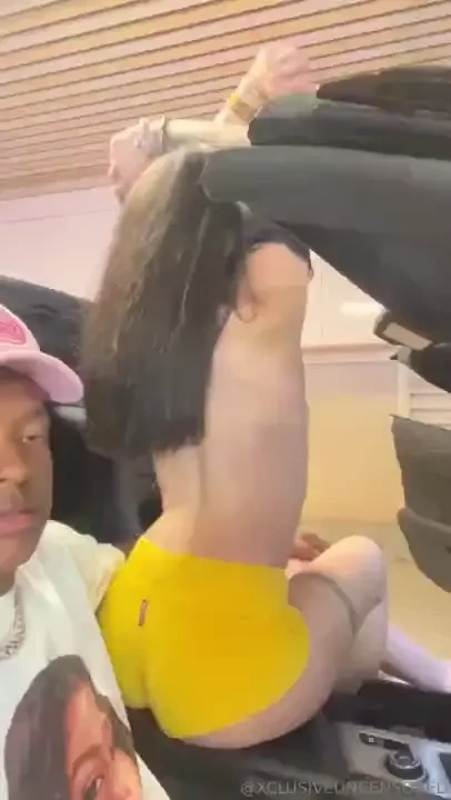 Wyd if she make eye contact with you like this 