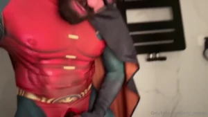 Una bella sega con la tutina di robin e una sborrata colante per te