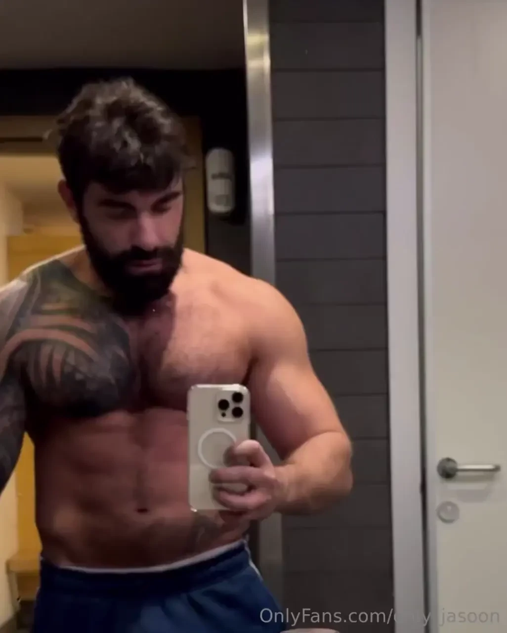 Ti piaccio bello grosso mi sto allenando molto e sono pronto a 