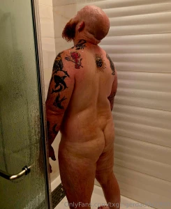 Getting showered getting ready to go explore memphis part 1