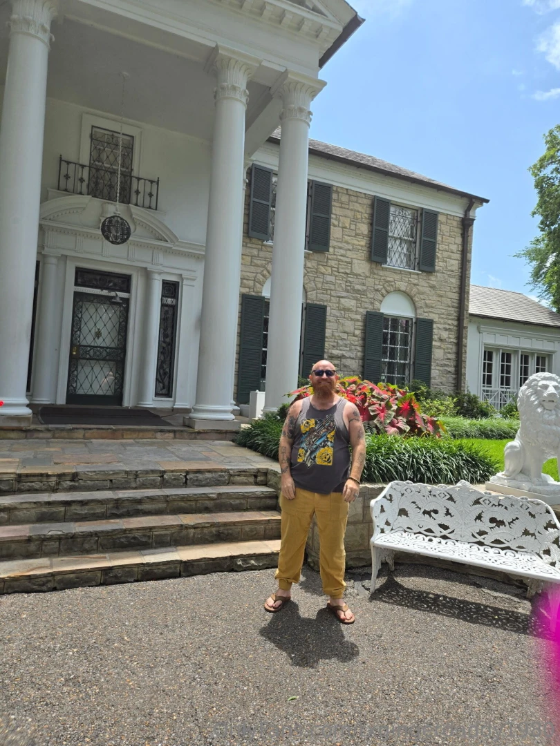 Graceland home of elvis presley a very very distant cousin of mine part 1 