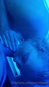 Heerlijke bj amp squirten onder de zonnebank milf blowjob squirting