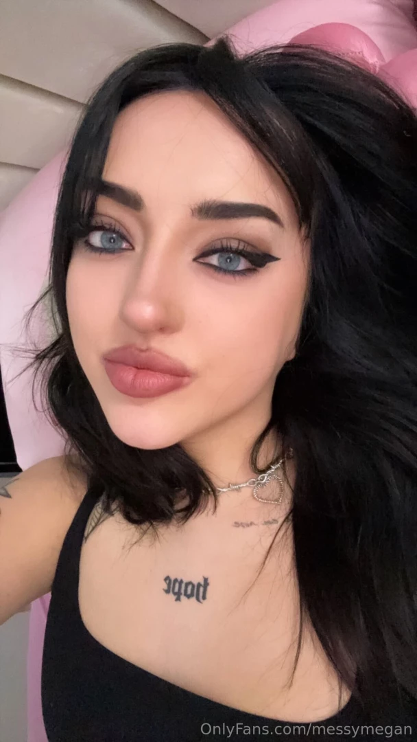 Gooood morning thought my eyes looked pretty in this so i m forcing 