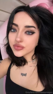 Gooood morning thought my eyes looked pretty in this so i m forcing