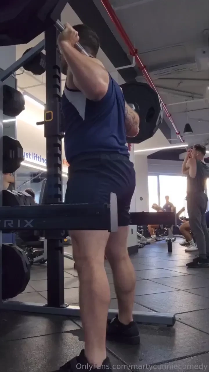 Sunday squats required to keep the booty poppin 