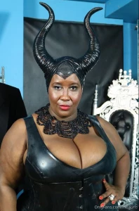 I love this picture of my mistress do you agree