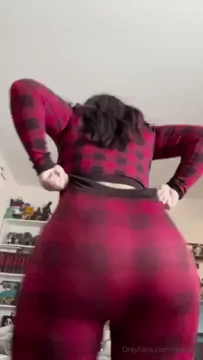 How much chunky meaty ass weight you want to see this 50 inch ass gain 