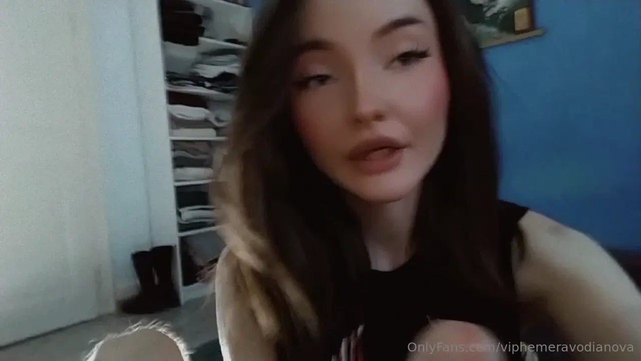 Who wants to cum on my pretty face 