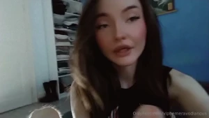 Who wants to cum on my pretty face