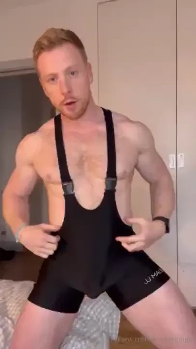 Tip to see the 20 min live cum session wearing this singlet 