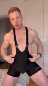 Tip to see the 20 min live cum session wearing this singlet